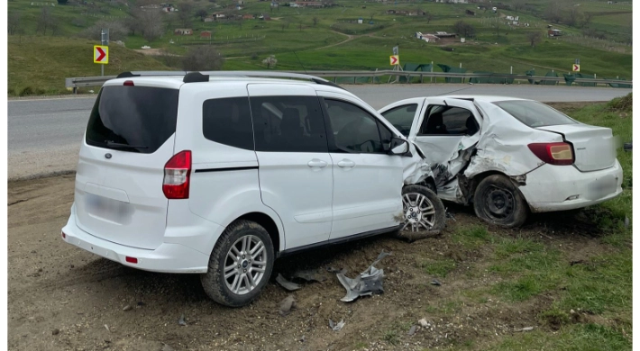 Değirmenköy’de Maddi Hasarlı Trafik Kazası: 1 Kişi Hafif Yaralandı