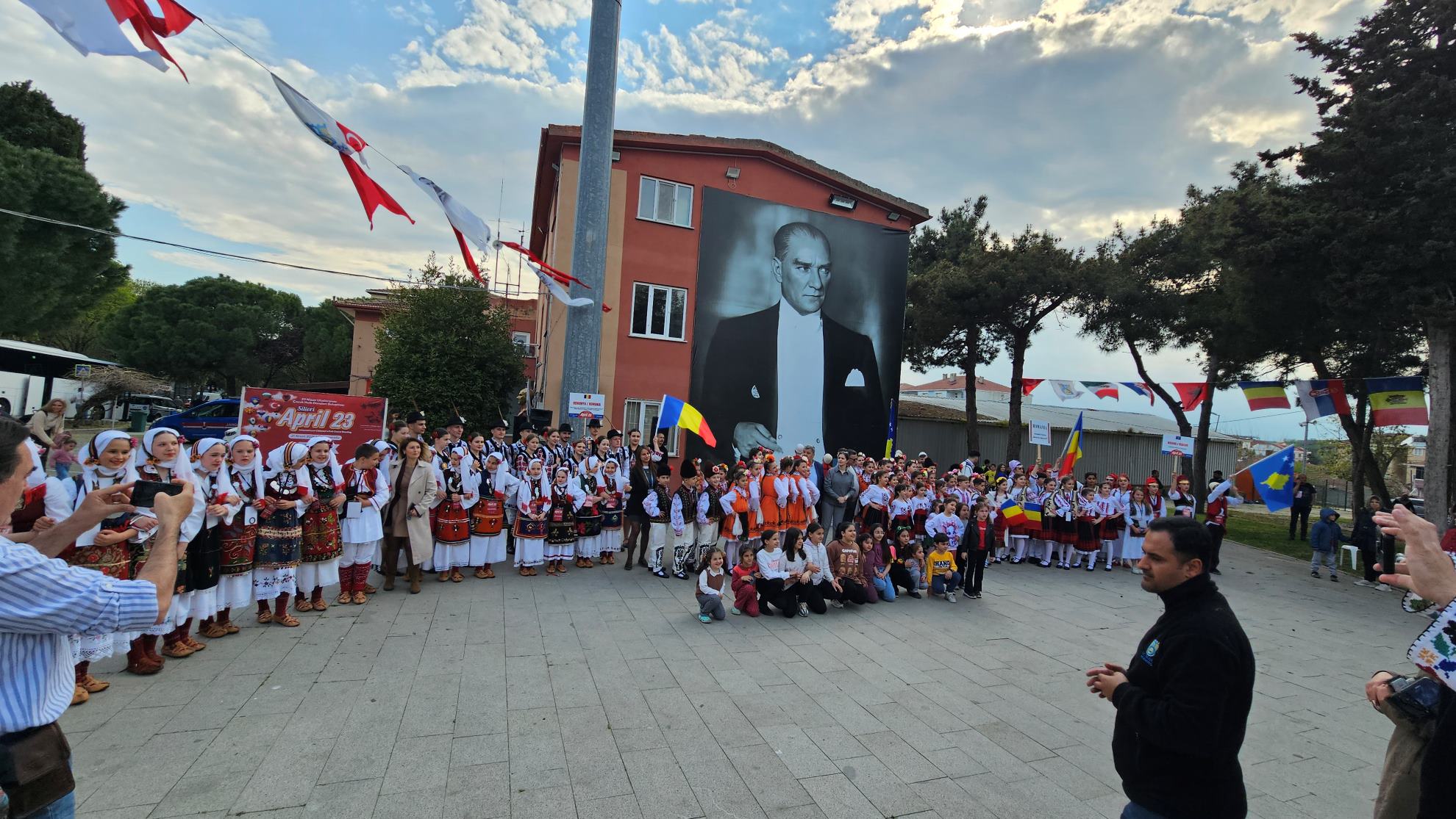 Değirmenköy’de 23 Nisan Coşkusu: Uluslararası Halk Dansları Buluşmasına Yoğun İlgi